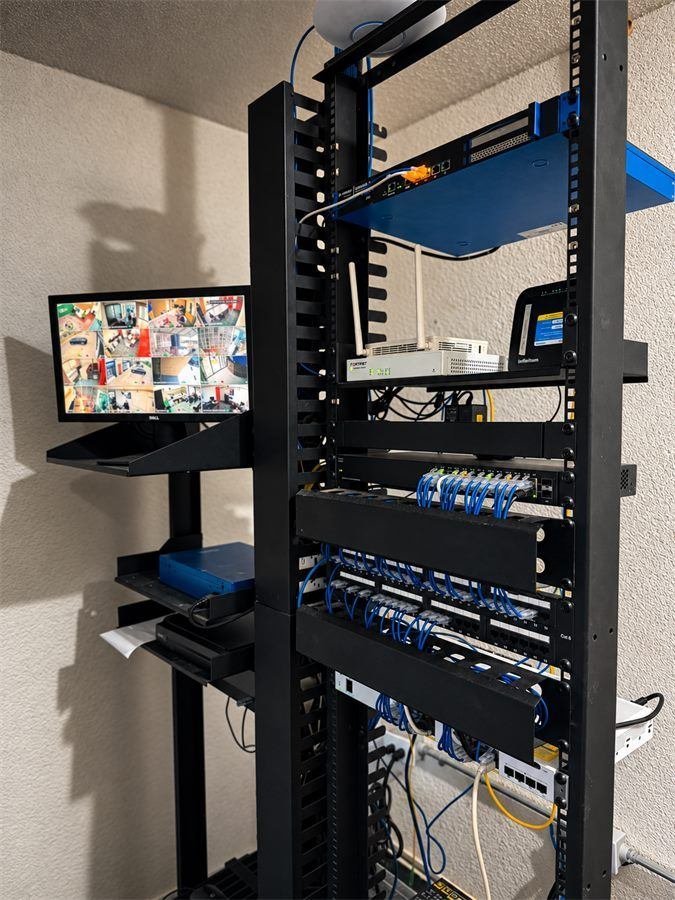 Rack de servidores y equipo de red instalado por ASC