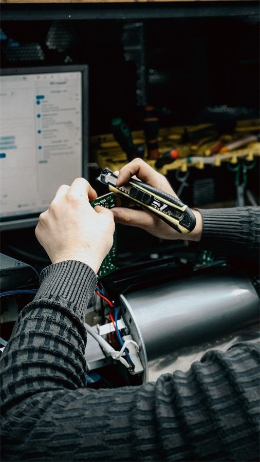 Reparación de una placa de circuito con herramientas de precisión